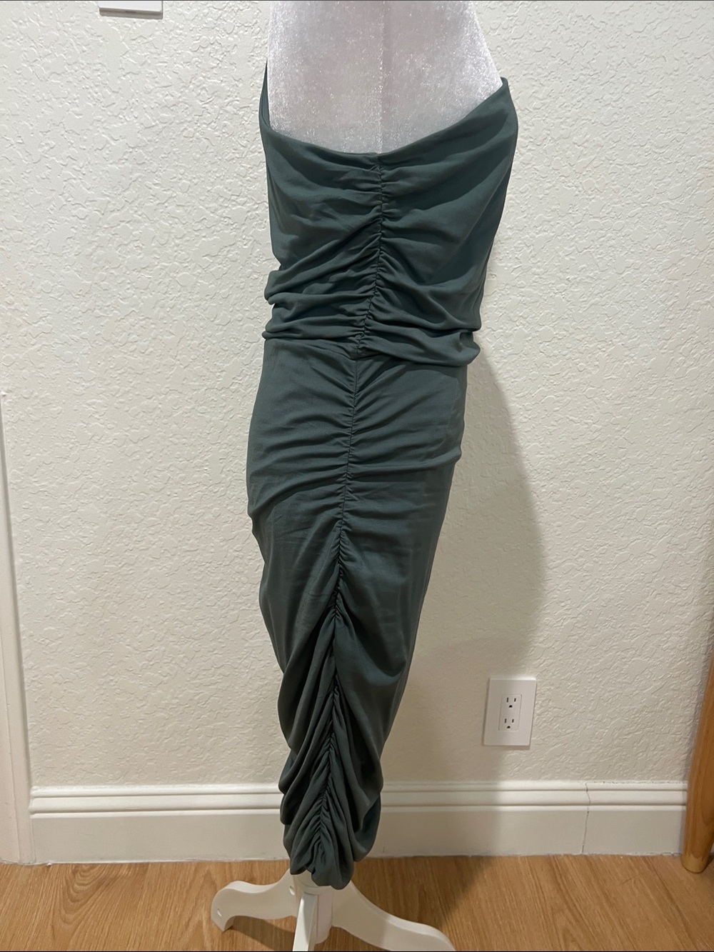 Express One-Shoulder Ruched Bodycon Dress - Picture 4 of 8